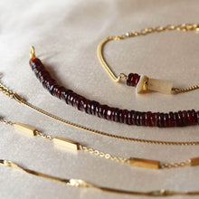 Afbeelding in Gallery-weergave laden, gouden armbandjes met rode natuurstenen