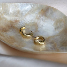 Afbeelding in Gallery-weergave laden, kleine gouden oorringen