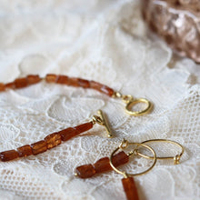 Afbeelding in Gallery-weergave laden, bruin armbandje en gouden oorbellen met bruine kralen