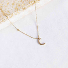 Afbeelding in Gallery-weergave laden, een fij goudkleurige kettinkje met een maantje en een sterretje