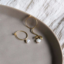 Afbeelding in Gallery-weergave laden, asymmetrische setje oorbellen met bloem hanger en parels