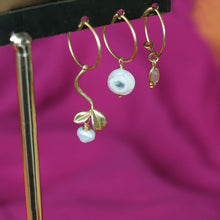 Afbeelding in Gallery-weergave laden, drie losse oorbellen met verschillende hangertjes