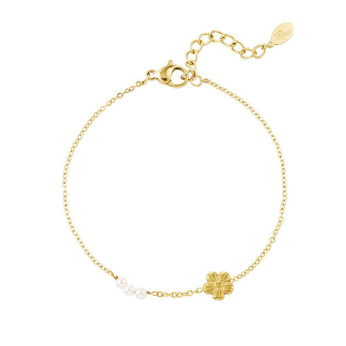 armbandje met bloemetje en pareltjes
