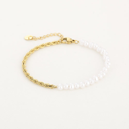 armbandje met gouden ketting en half parels