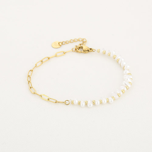 armbandje met gouden ketting en half parels