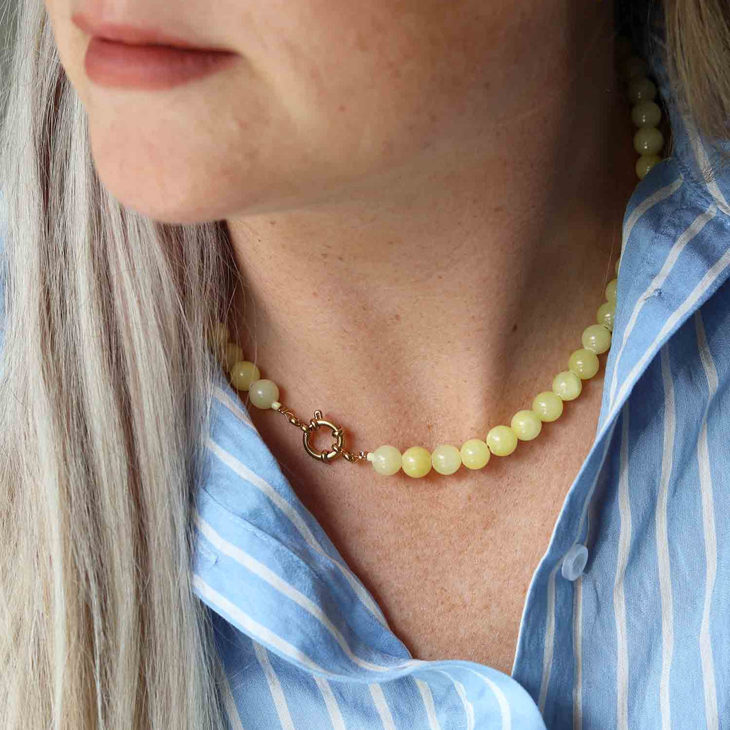 kralen ketting in botergeel