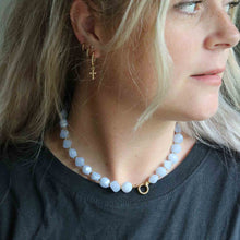 Afbeelding in Gallery-weergave laden, blauwe kralen ketting en gouden oorbellen
