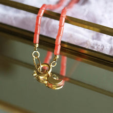 Afbeelding in Gallery-weergave laden, een rode ketting met gouden hanger
