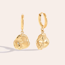 Afbeelding in Gallery-weergave laden, gouden oorringen met ronde hangertjes
