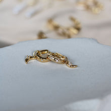Afbeelding in Gallery-weergave laden, gouden oorbellen met maan hangertjes
