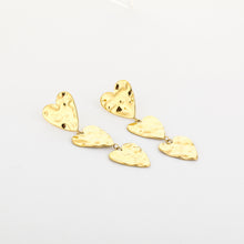 Afbeelding in Gallery-weergave laden, grote gouden harten oorbellen
