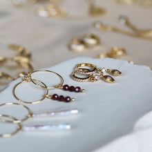 Afbeelding in Gallery-weergave laden, oorbellen met steentjes en hangertjes
