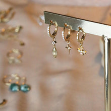 Afbeelding in Gallery-weergave laden, oorringetjes met steentjes en hangertjes
