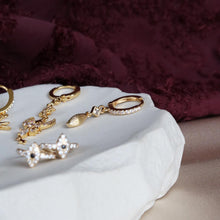 Afbeelding in Gallery-weergave laden, oorbellen met steentjes en hangertjes
