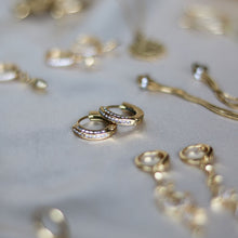 Afbeelding in Gallery-weergave laden, platte oorringetjes met steentjes
