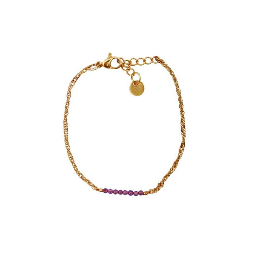 een goud gedraaid armbandje met edelstenen amethist
