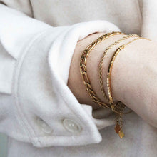 Afbeelding in Gallery-weergave laden, mooie trendy goudkleurige armbandjes om te combineren met andere sieraden
