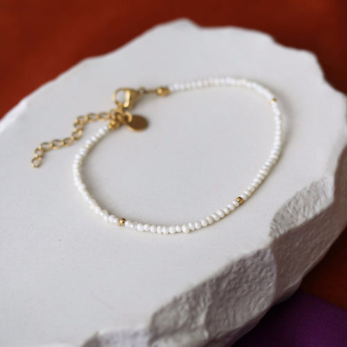 armbandje met witte kraaltjes