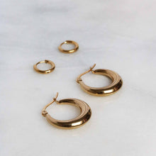 Afbeelding in Gallery-weergave laden, twee soorten gouden oorringen uit de mana jewelry collectie
