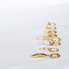 Afbeelding in Gallery-weergave laden, een selectie gouden oorbellen met hangers en steentjes
