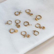 Afbeelding in Gallery-weergave laden, een mix gouden ringetjes oorbellen met hangertjes
