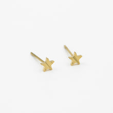 Afbeelding in Gallery-weergave laden, gouden oorknopjes met bewerkt sterretje
