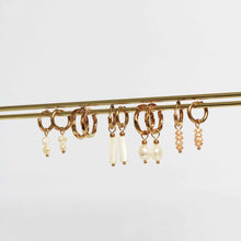 Afbeelding in Gallery-weergave laden, een selectie gouden oorbellen met zoetwaterparels
