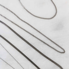 Afbeelding in Gallery-weergave laden, een mix van zilver kettingen uit de MANA jewelry collectie
